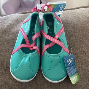 Speedo girls water shoes NWT size 9/10